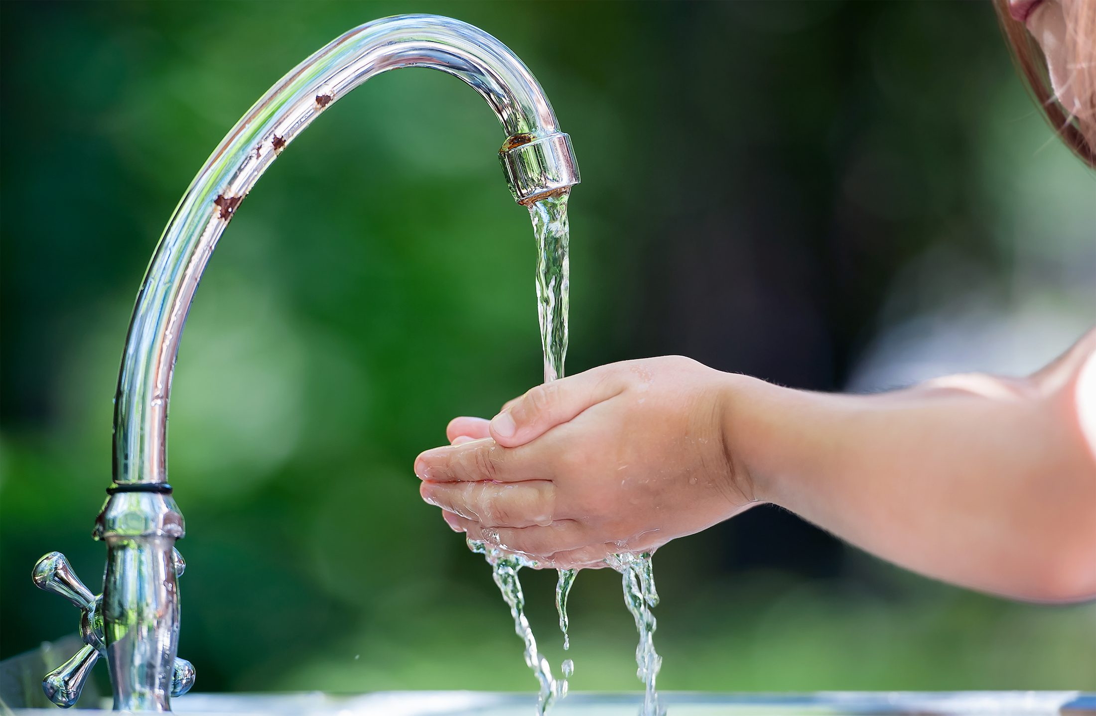 Imagen de una persona lavándose las manos con agua