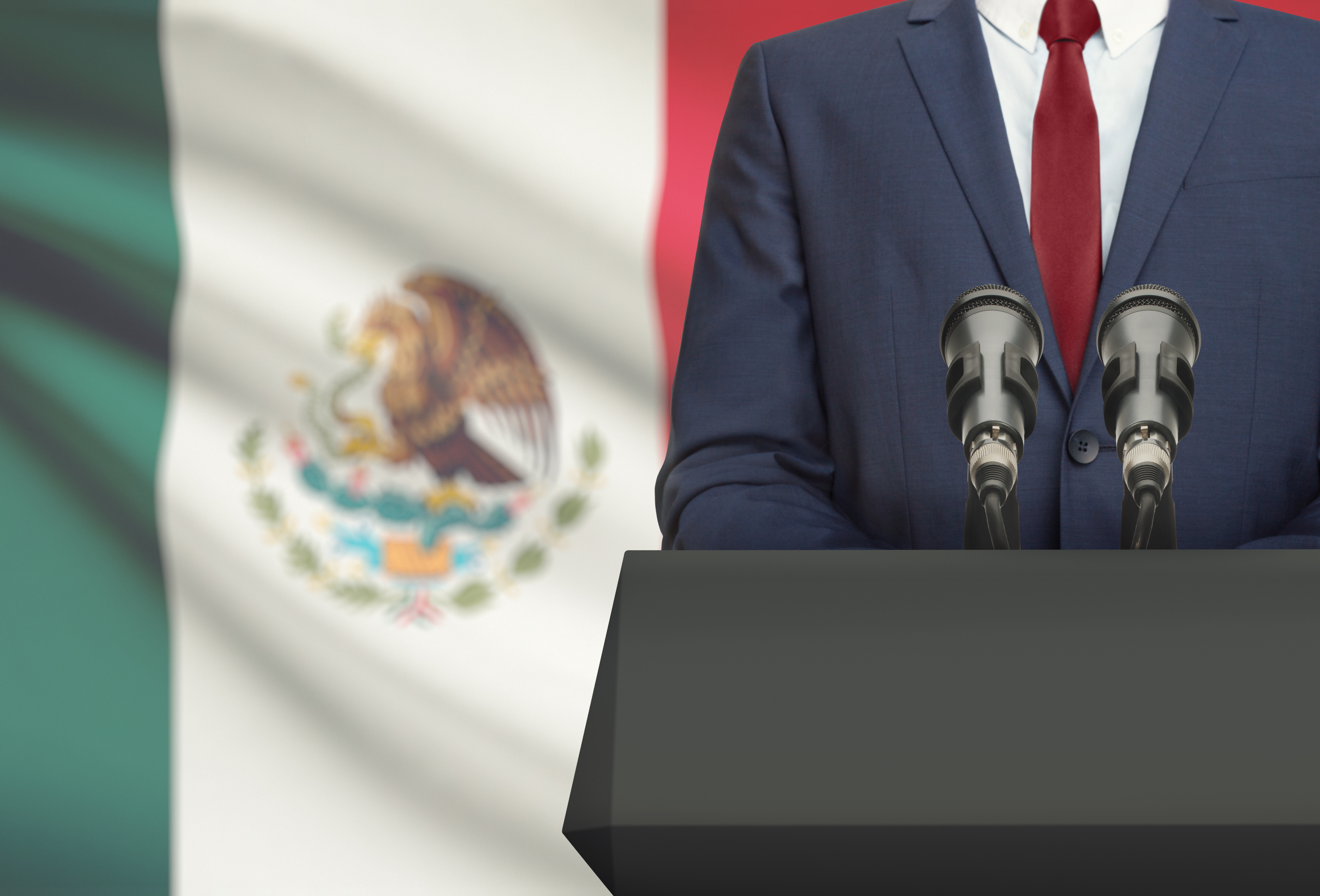 imagen de la bandera de México con un podio precidencial