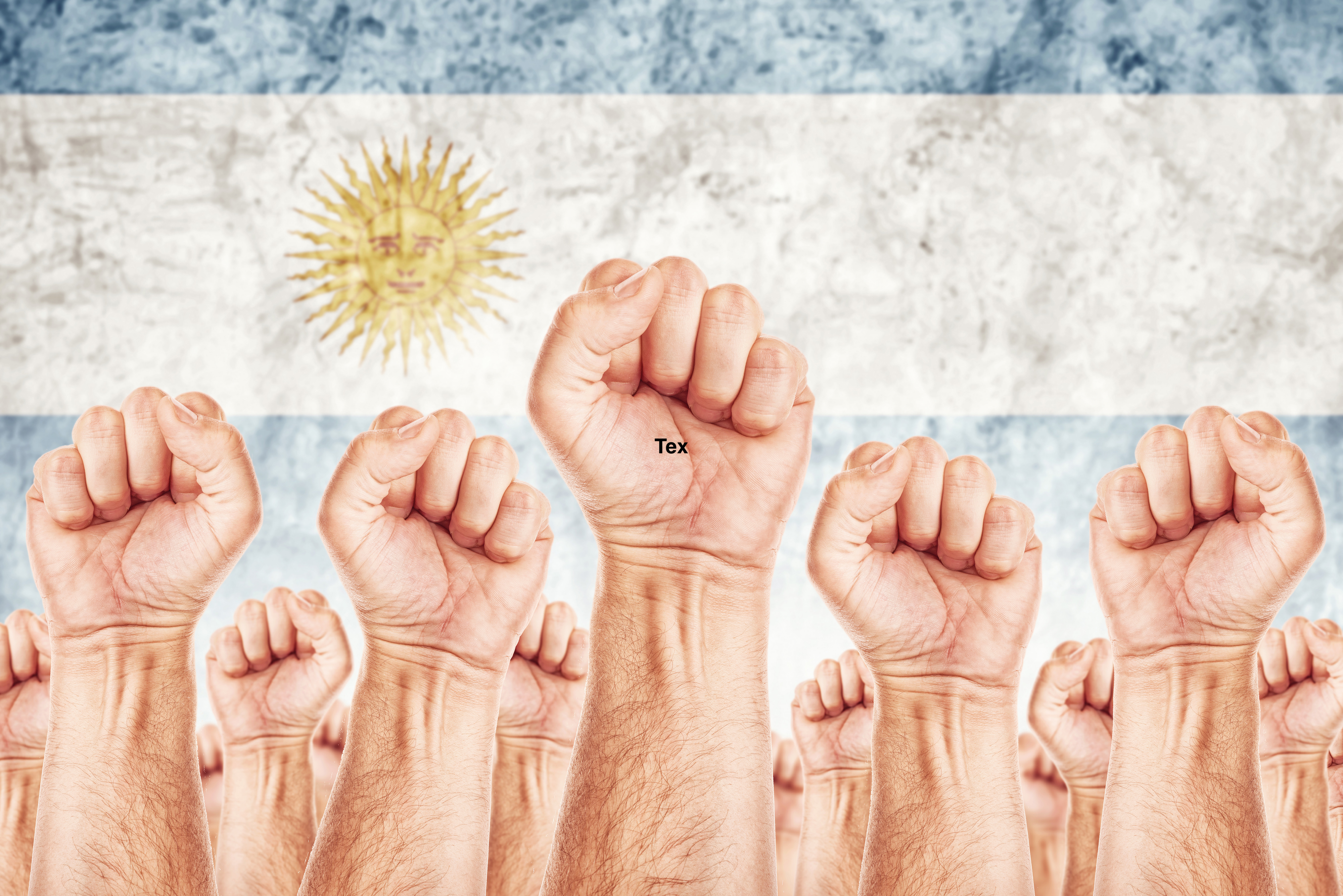 bandera de Argentina con puños levantados al frente