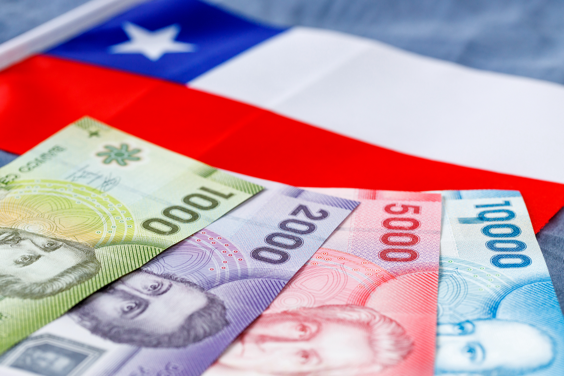Bandera de chile, acompañada de dinero chileno