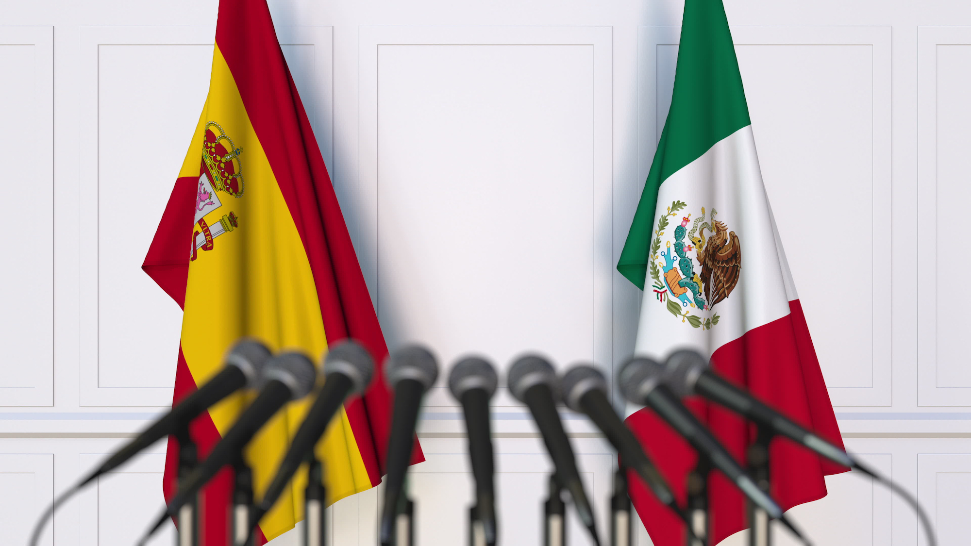 Banderas de España y México con micrófonos al frente